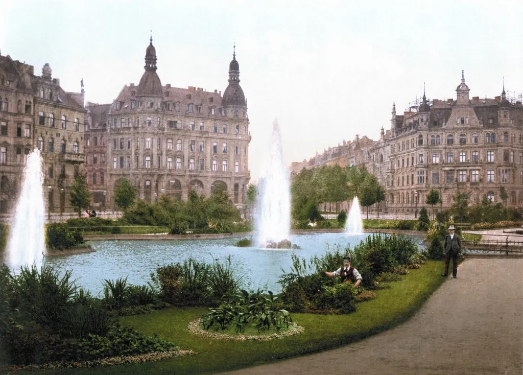 Forget your fear in public space. - 2